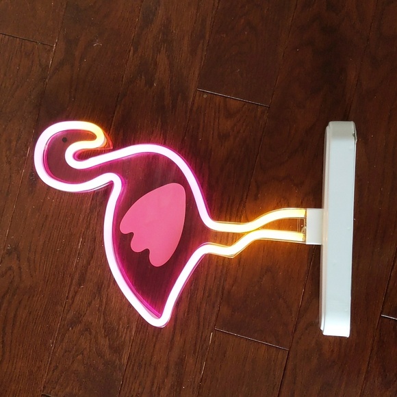 Flamingo/palm tree decor - Picture 3 of 8